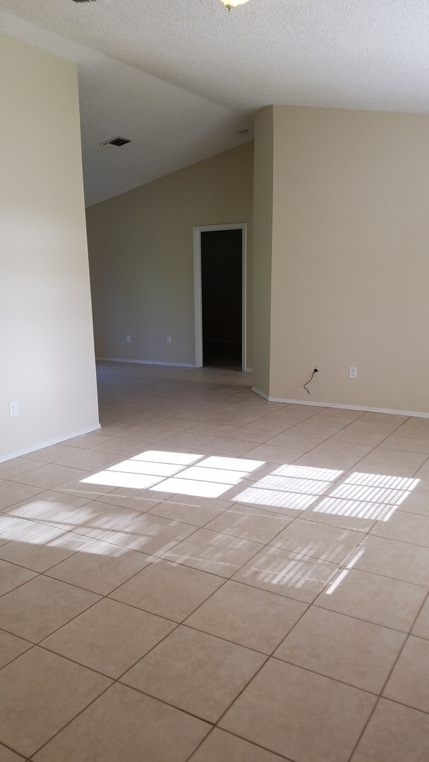 Foto del edificio - Nice 3 Bedroom 2 Bath home with Large Yard  Close to Jupiter Elementary