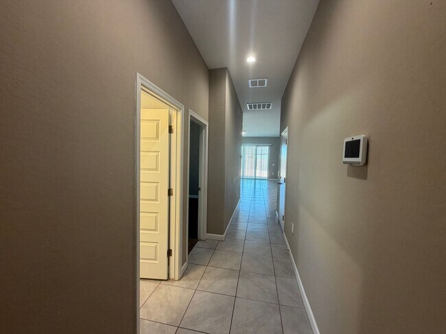 Foto del edificio - 40916 W Shaver Dr