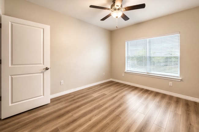 Building Photo - 3 Bed 2 bath New Management!!!