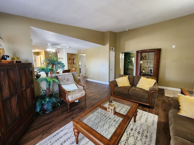Building Photo - Gated 2 Bedroom Condo - Furnished