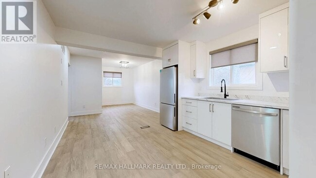 Photo du bâtiment - 663 Sheppard Ave W