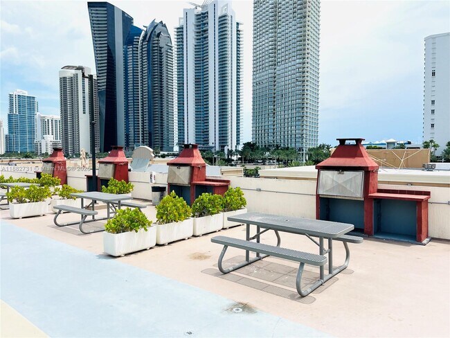 Foto del edificio - 16909 N Bay Rd