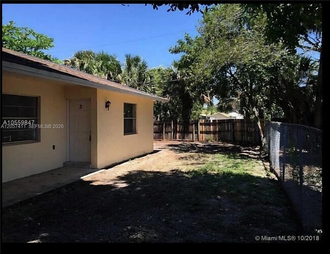 Building Photo - 853 SW 9th Ct
