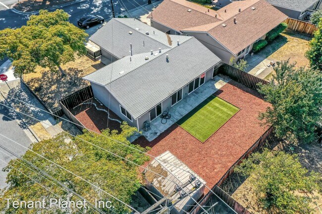 Foto del edificio - 5 br, 3 bath House - 42290 Blacow Rd