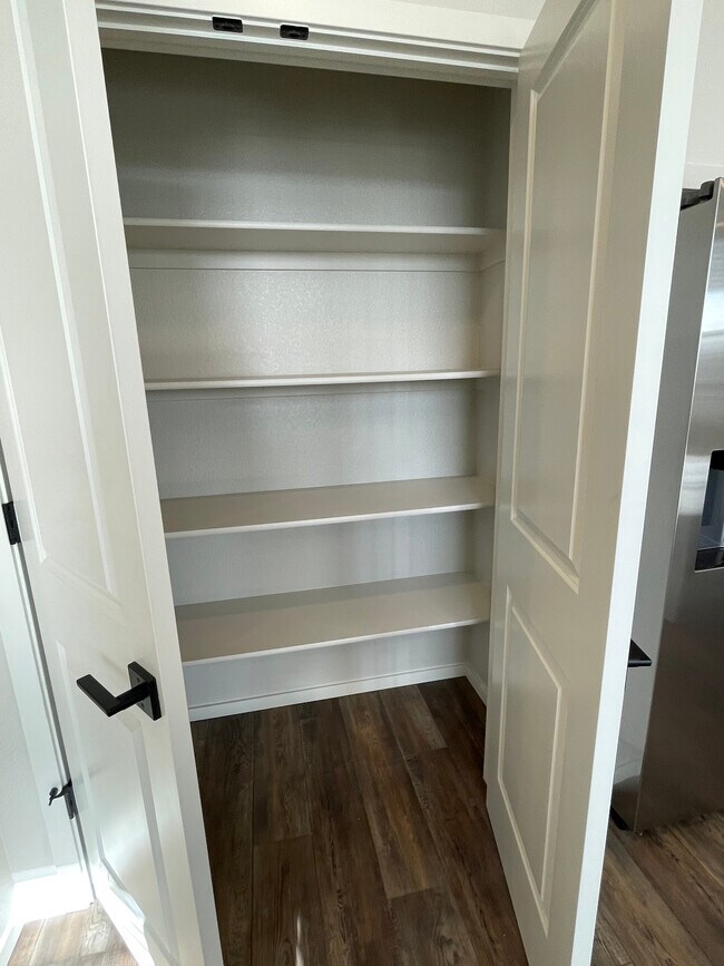 Despensa - 1800 Iron Wheel Dr