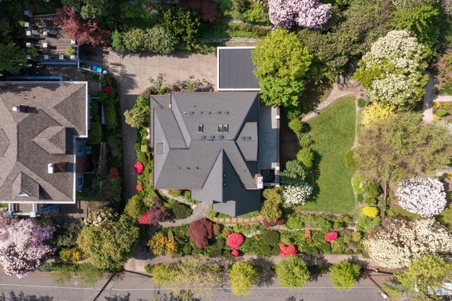 Building Photo - Amazing Nob-Hill Estate with impeccable finishes throughout!