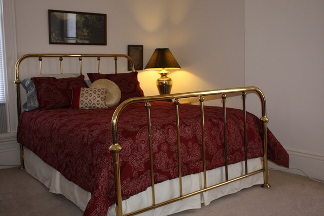 Dormitorio - 301 W 2nd St