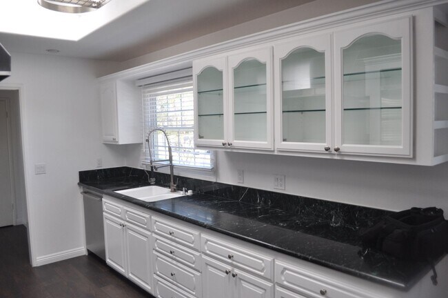 Building Photo - Serra Mesa  SFH Detached “4BR/2.5BA + offi...