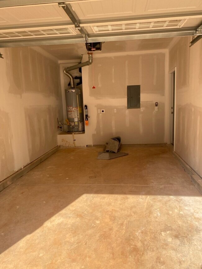 Building Photo - 588 Glen Clova Dr