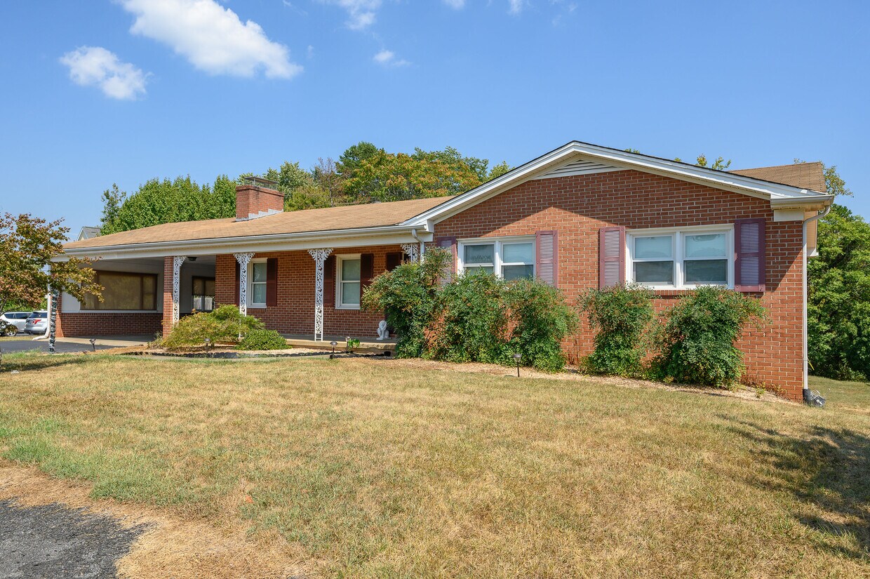 Primary Photo - 101 Deerwood Rd
