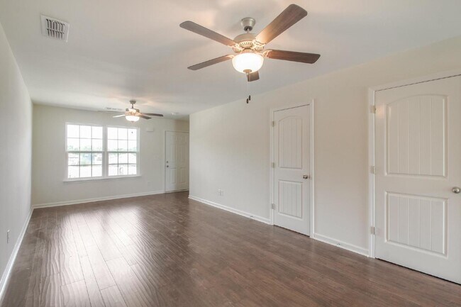 Foto del edificio - 2 Bedroom, 2.5 Bath Townhome Featuring Ope...