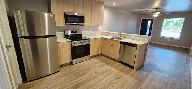 Foto del edificio - 2341 N Thompkins Ave