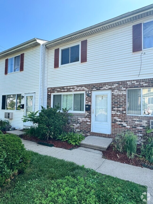 Building Photo - 581 Highland Ave