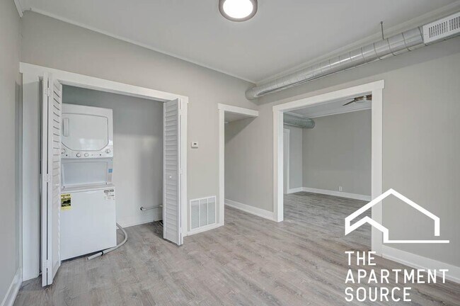 Building Photo - 2BR1BA IN EDGEWATER GLEN - CLOSE TO LAKE!