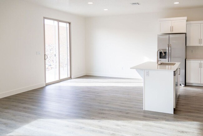 Foto del edificio - Spacious 4-Bed Home in Sage Canyon - Small Pet Friendly