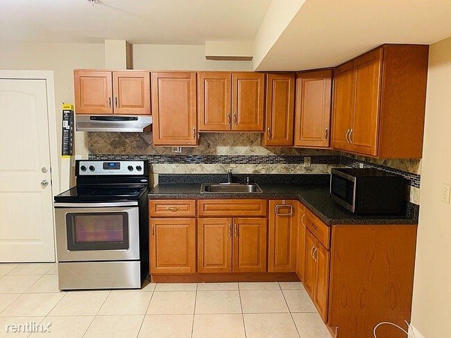 Building Photo - 1 br, 1 bath Apartment - 827 Jackson Avenue 1