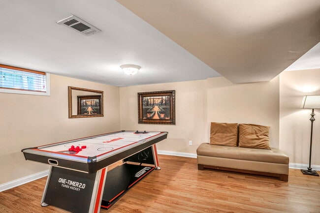 Foto del edificio - 8116 Meadow Ln