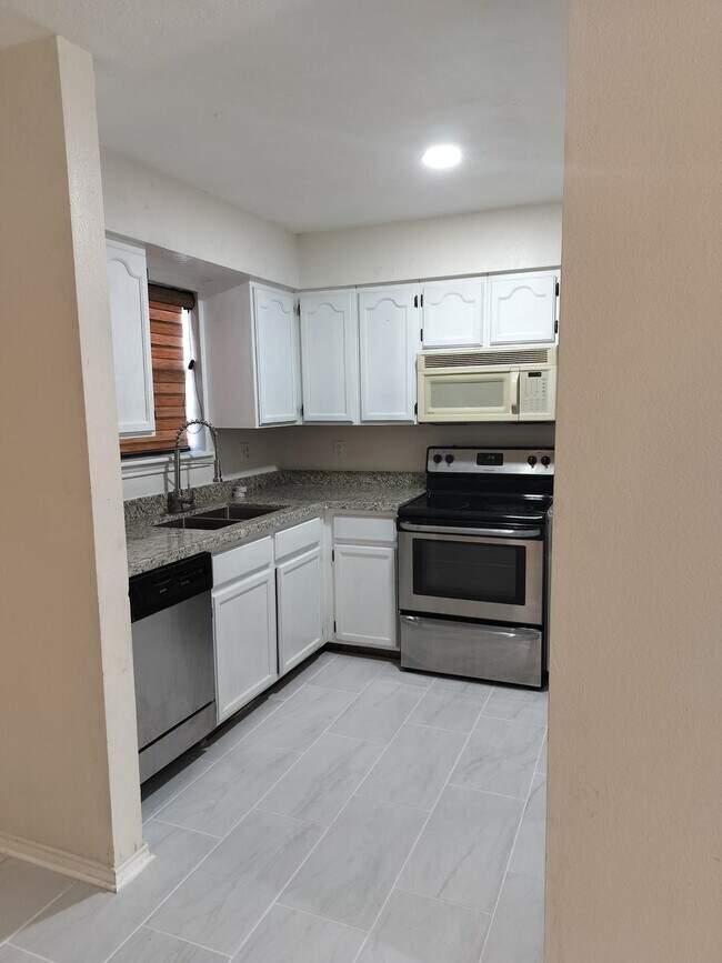 Foto del edificio - 8801 McPherson Rd