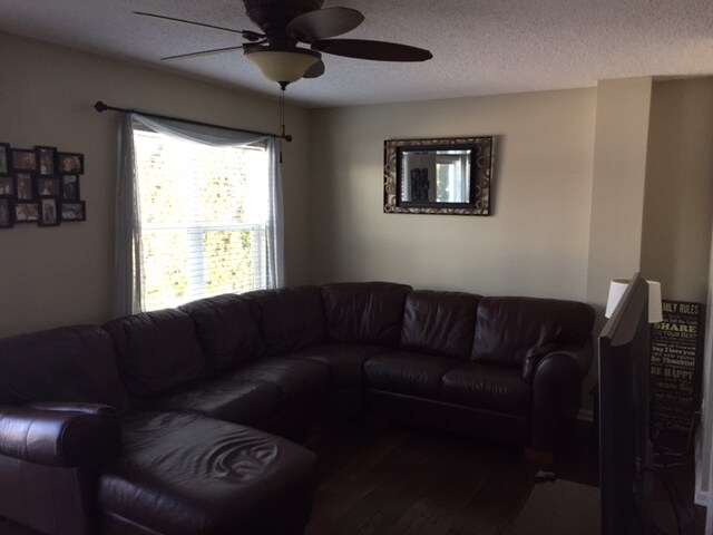 Great space to lounge in living room - 5178 Briercliff Dr