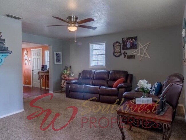 Foto del edificio - 2 Bedrooms Upstairs + 1 Downstairs, 1 Bath, Close to Downtown!