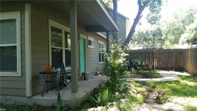 Building Photo - Cute Cottage in Govalle/ACC Campus Area!