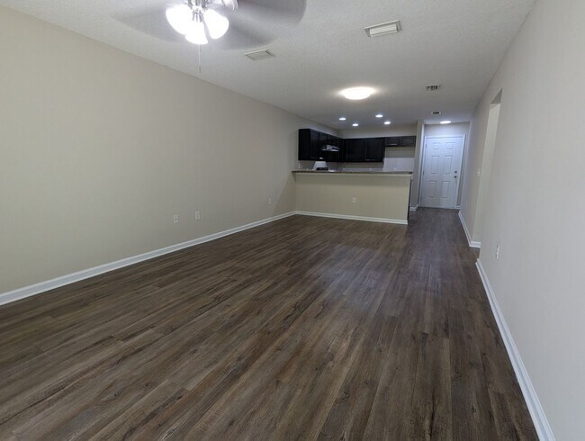 Building Photo - GREAT 3/2 Duplex READY FOR IMMEDIATE MOVE-...