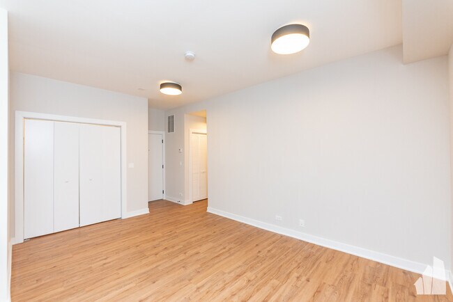 Building Photo - 656 W Wrightwood Ave