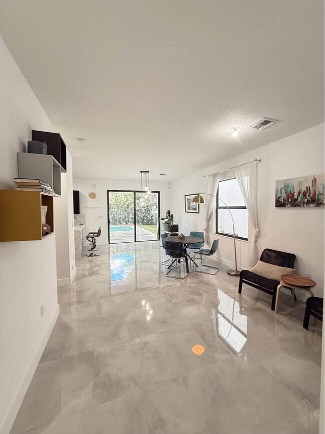 Foto del edificio - 717 NE 191st St