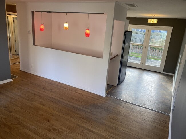 Building Photo - 2009 Maple Ln