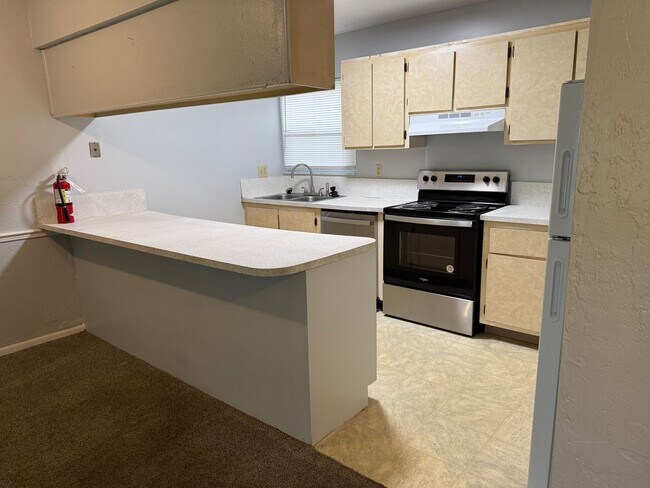 Foto del edificio - LEASE NOW AND ENJOY 50% OFF 2ND MONTH! Location, location, location! 876 SF Unit- 1 bd/ 1 ba near...