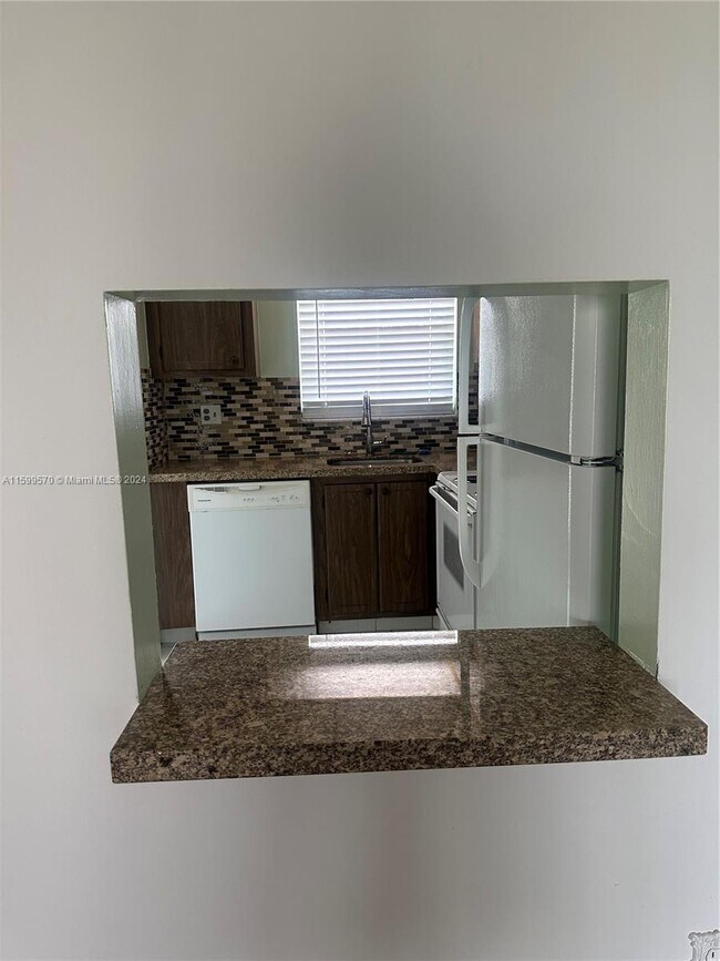 Foto del edificio - 8110 Sunrise Lakes Blvd