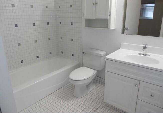 Building Photo - 2422 N Burling St