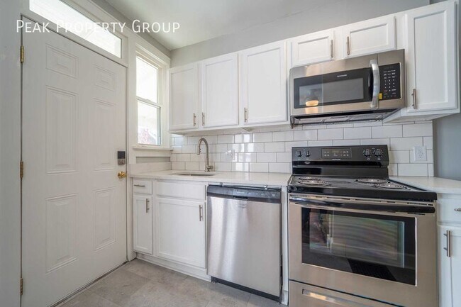 Foto del edificio - Renovation Complete! Available in May! 2 B...