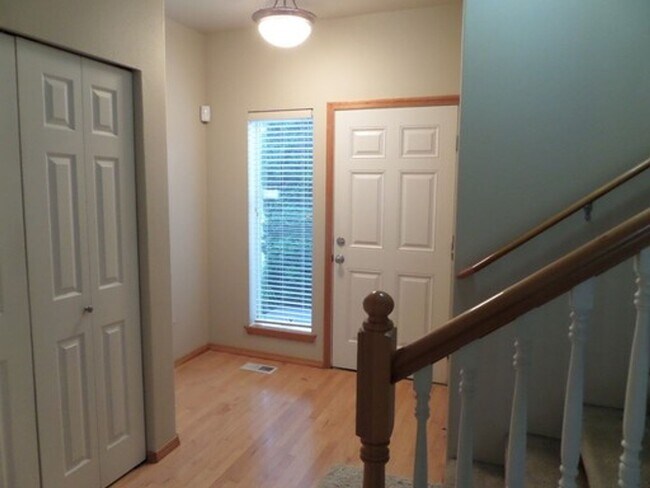 Building Photo - Large 3 Bedroom Home with Fully Fenced Bac...