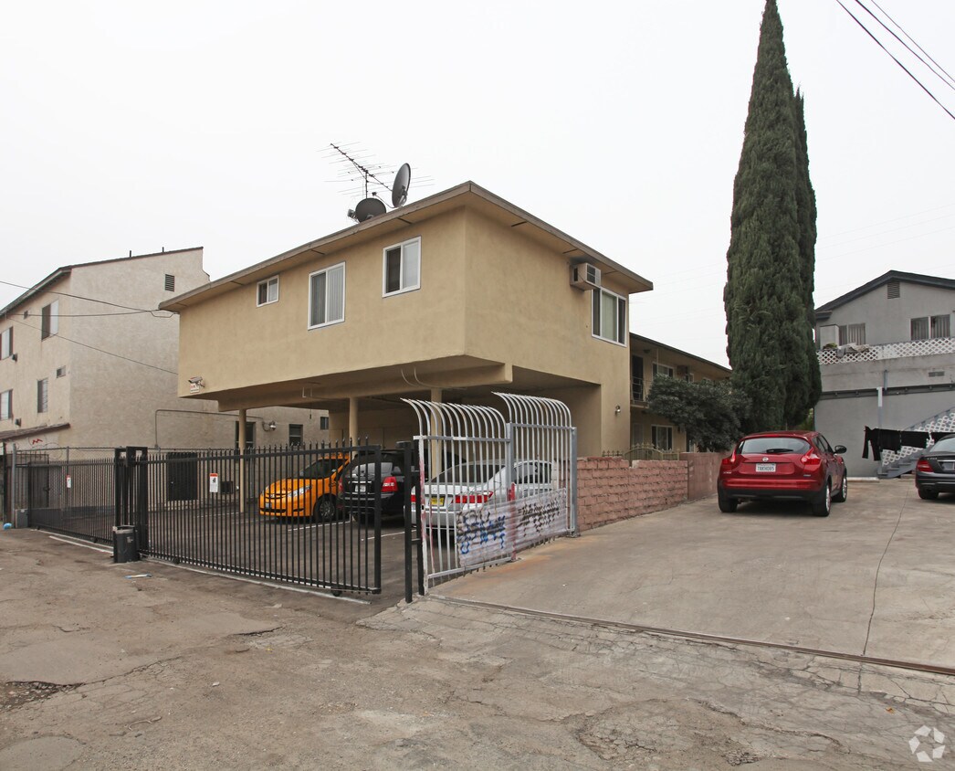 Building Photo - 1422 N Kenmore Ave