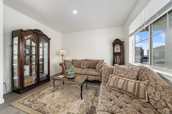 Building Photo - Limited Time Rent Special for this Immacul...