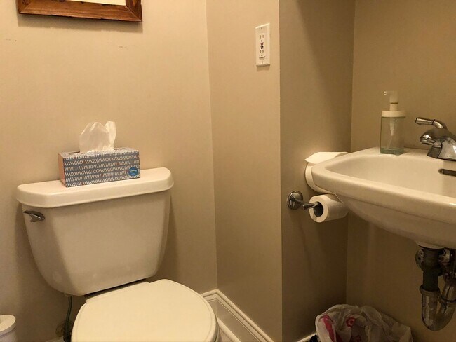 Building Photo - Fabulous 3Bed/2.5Ba Townhome - Steps from ...