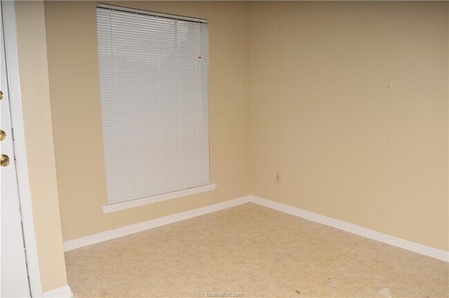 Building Photo - 803 Navarro Dr