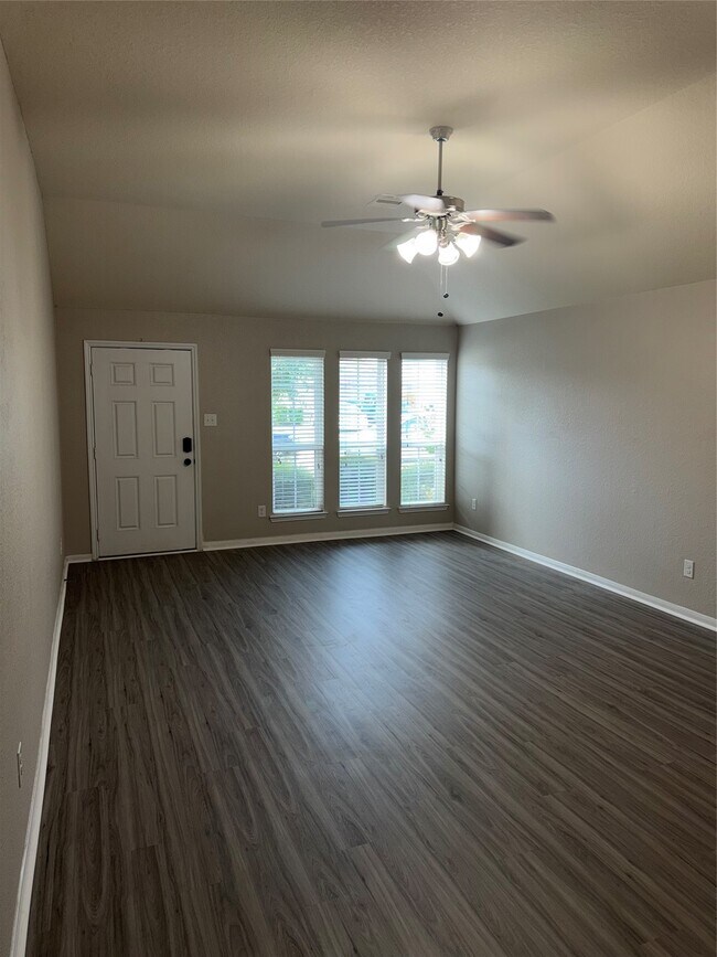 Foto del edificio - 2227 Sanders Brook Dr