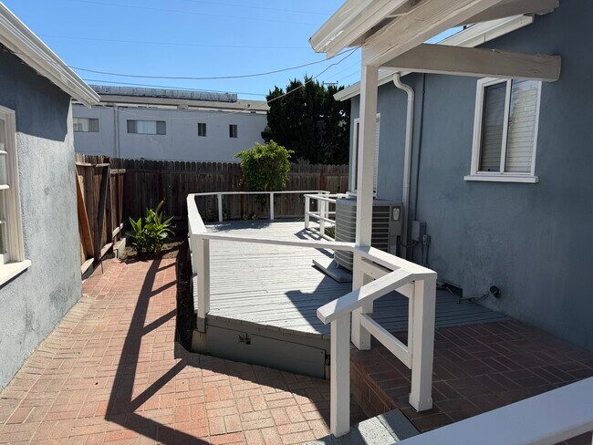 Building Photo - 7402 Haskell Ave