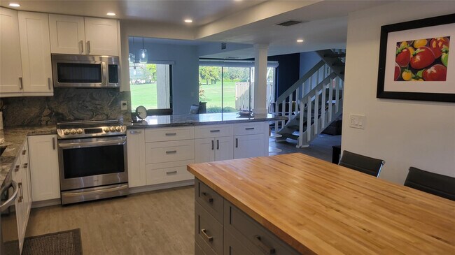 Foto del edificio - 2345 Deer Creek Woodlands Way