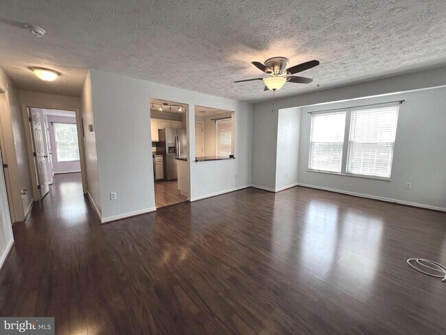 Foto del edificio - Beautiful 2bd 2bth mid level condo featuri...