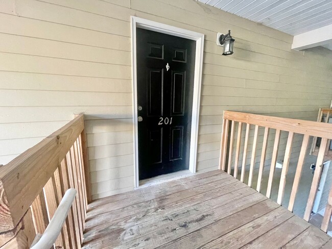 Building Photo - Cute 2 Bed 2 Bath Apartment Located in Win...