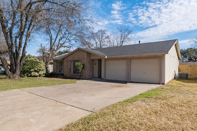 Building Photo - 4 Bedroom, 2 Bath Home in Round Rock w/ Sh...