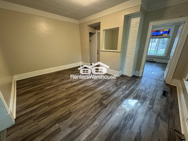 Building Photo - 483 Edmund Ave W