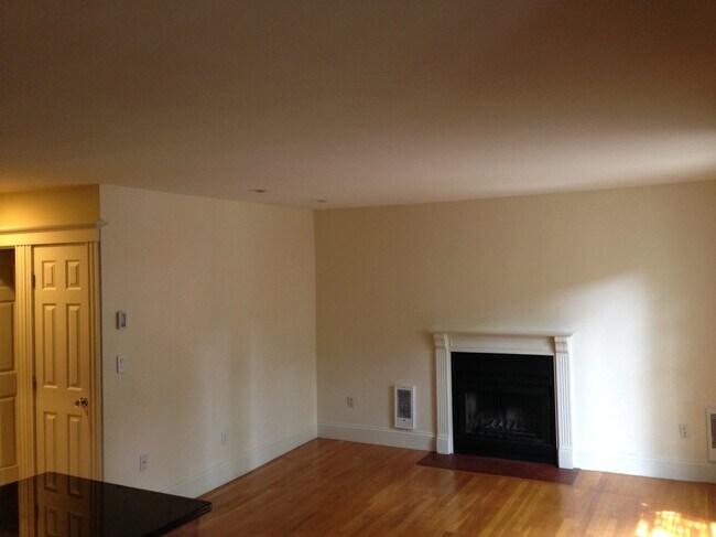Building Photo - 33 Pleasant St