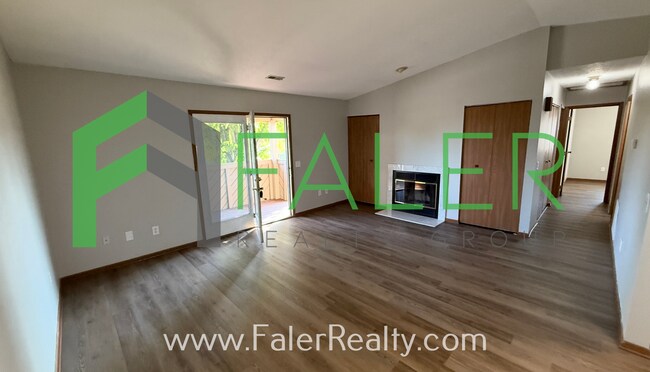 Foto del edificio - Updated Second Floor Condo w/ Dedicated En...