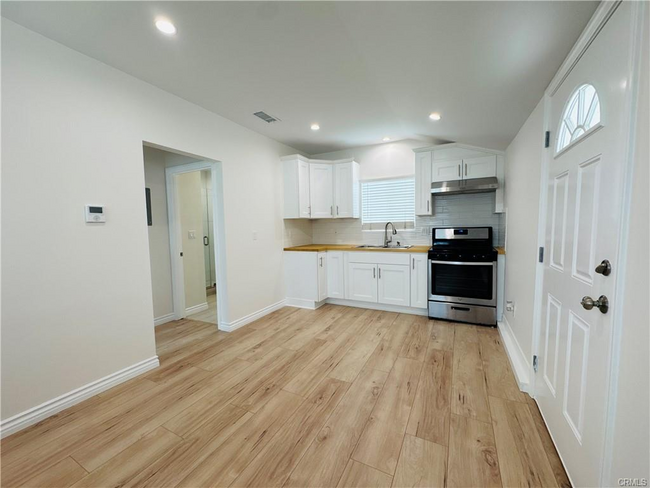Foto del edificio - 10355 Densmore Ave