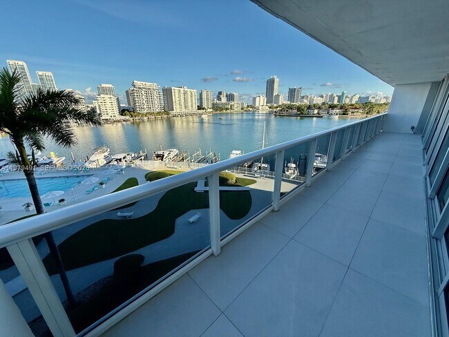 Foto del edificio - 900 Bay Dr
