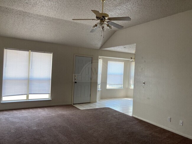 Foto del edificio - 2911 Bluebonnet Dr